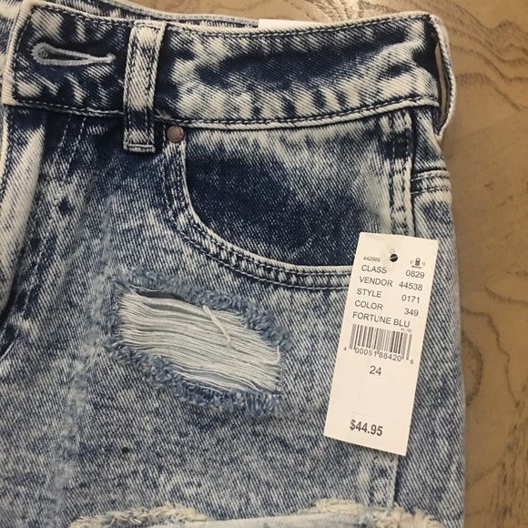 Kendall & Kyle distressed denim short - Picture 7 of 8